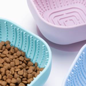Slow Feeder hondenvoerbak van ecologisch siliconen met zuignap, antislip ontwerp voor langzaam eten, geschikt voor buitengebruik. - Product Image 2