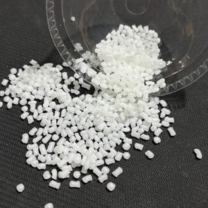 เม็ดพลาสติกโพลีสไตรีนที่ทนต่อแรงกระแทก HP825สะโพกได้รับการอนุมัติจากวัสดุใหม่ - Product Image 1