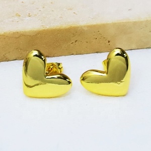 ต่างหูแบบมินิมอลรูปหัวใจชุบทอง 18k ขัดเงา - Product Image 2