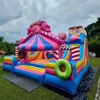 Château gonflable sur le thème des bonbons avec toboggan, couleur rose, bonbons, beignets, sucettes, maison de saut gonflable pour enfants