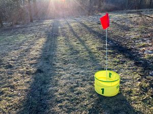 Juego de golf de 6 hoyos Yard Links-Elija Campo de 3, 6 o 9 hoyos-Incluye cubos de golf, marcadores de Tee y pelotas - Product Image 3