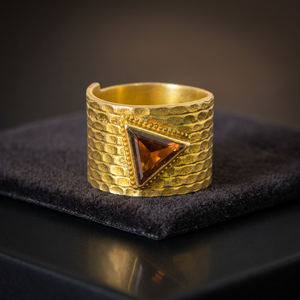 Última colección Anillo de banda de Plata de Ley 925 con piedra preciosa granate con acabado martillado de oro de 18 quilates para bodas y fiestas - Product Image 3