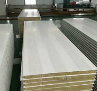 Panneau sandwich insonorisant et anti-bruit avec face métallique micro-perforée pour mur extérieur de bâtiment