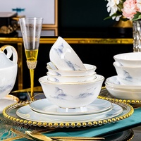 Nouvel ensemble de 70 pièces de vaisselle de style chinois en porcelaine de Jingdezhen, peint à la main avec un motif paysager artistique, cadeau de pendaison de crémaillère