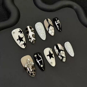 Ongles courts en amande faits à la main, noirs et blancs, croix sacrée gothique, art en relief texturé 3D, vente en gros - Product Image 3