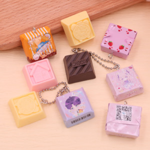 سلسلة مفاتيح شوكولاتة مخصصة بشعار مخصص، سلسلة مفاتيح شوكولاتة من الراتنج ثلاثية الأبعاد بشعار مخصص، سلسلة مفاتيح كرتونية مخصصة - Product Image 1