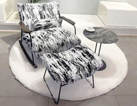 Fauteuil à bascule moderne avec repose-pieds, motif marbré, assise rembourrée, structure métallique, rails en bois pour salon