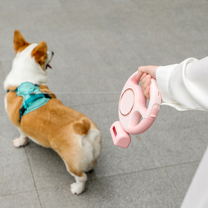 Correa Retráctil Inteligente Multifuncional Personalizada para Perros con Luz LED, Cintas con Patrones Florales, Material ABS, Soporte para Bolsas de Desechos, Segura para la Noche - Product Image 4