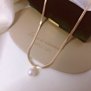 Collier pendentif en perles d'eau douce blanches rondes de 10-11 mm, chaîne en os de serpent 2025, bijoux fins de luxe avec un style léger et luxueux - Product Image 1