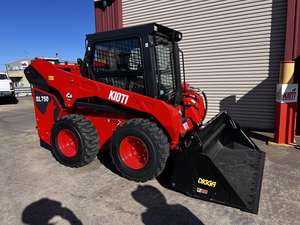 Chargeuse compacte KIOTI 74 CV en excellent état, 3 tonnes, type Kubota SVL75, avec godet, cabine fermée, prix bas, moteur principal, pompe - Product Image 6