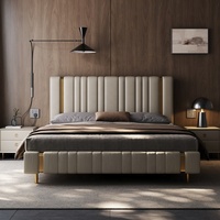 Lit plateforme moderne de luxe rembourré, taille King, cadre de lit en cuir souple avec tête de lit capitonnée à canaux verticaux