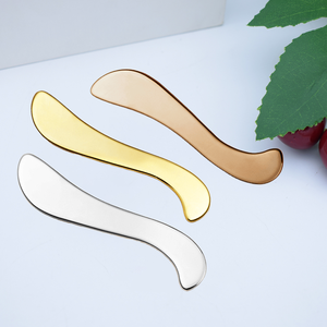 Herramienta de Masaje Facial Gua Sha de Acero Inoxidable en Oro Mate con Mango de Madera de Palisandro y Raspador Metálico - Product Image 1