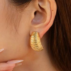 Boucles d'oreilles clous géométriques en acier inoxydable plaqué or 18 carats PVD, étanches, personnalisables, vente en gros, pour femmes - Product Image 3