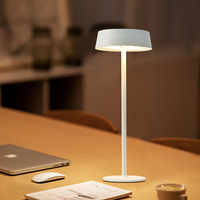 Lampe tactile moderne rechargeable par USB Grande lampe de table en métal Corps en fer Abat-jour de bureau carré pour salle de restaurant Utilisation transfrontalière