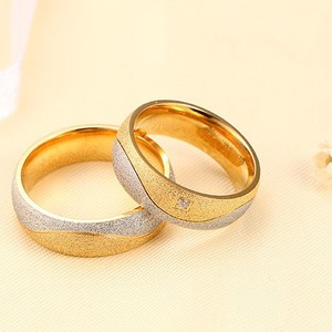 Anillo de Pareja de Acero de Titanio Bicolor de Moda al por Mayor con Incrustaciones de Circonita Cúbica, Impermeable, Antidesvanecimiento, Moderno y a Juego para Uso Diario - Product Image 4