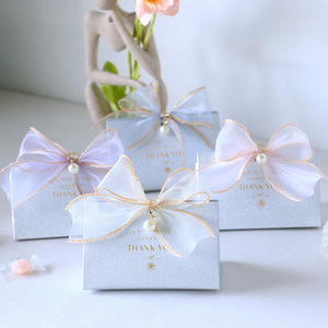 Caja de dulces de boda triangular de lujo ligero <span class=keywords><strong>con</strong></span> lazo de <span class=keywords><strong>tul</strong></span> decoración de perlas, Decoración de mesa elegante regalo de recuerdo para fiesta de festival de galletas - Product Image 1