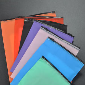 Sacs d'emballage translucides personnalisés avec logo, givrés, à fermeture éclair, noirs, en plastique, pour vêtements, t-shirts et maillots de bain - Product Image 1