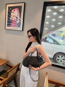 Sacs à main en cuir en gros, MOQ 100, sacs en cuir véritable, sourcing boutique française, logo personnalisé, sac bandoulière minimaliste - Product Image 5