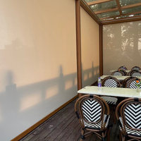 Pergola bioclimatique motorisée Prima en aluminium durable pour l'extérieur, avec toit à lames orientables, idéale pour piscine et jardin.