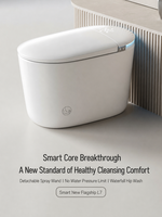 WC intelligent compact à poser au sol, en céramique, pour optimiser l'espace, idéal pour les salles de bain d'hôtels de luxe