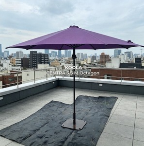Parasol d'extérieur commercial robuste de 3,5 m en acier, imperméable et résistant aux UV, avec mât central - Product Image 1