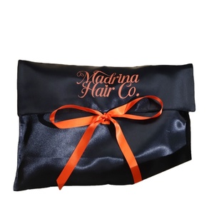 Pochette cadeau en satin de luxe personnalisée avec logo, avec nœud, rabat noir, pour extensions de cheveux, foulards, carnets, sac d'emballage en satin - Product Image 1