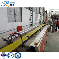 Machine de fabrication de profilés de barre d'étanchéité en PVC pour bande d'étanchéité souple