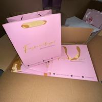 Logo personnalisé imprimé rouge petit sac en papier rouge à lèvres faux cils parfum soin de la peau cadeau sac d'emballage en papier avec ruban noir