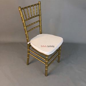 Ghế Tiffany Chiavari gỗ màu vàng đồng với đệm màu ngà - Product Image 4