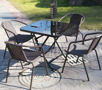 Ensemble de salle à manger d'extérieur en métal durable avec table pliante en verre noir et chaises assorties, ensemble moderne pour patio et jardin