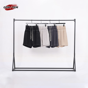 Shorts amples pour hommes avec tissu gaufré texturé flocon de neige vintage, double ceinture élastiquée et fermeture à cordon de serrage - Product Image 3