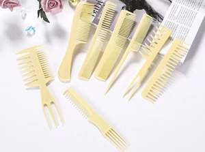 Một bộ 8 công cụ làm tóc bao gồm lược và bàn chải có tay cầm bằng nhựa để tạo kiểu và cắt tóc. - Product Image 6