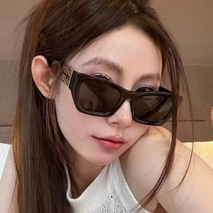 Lunettes de soleil œil de chat à monture intégrale UV400 style Y2K pour femme – Protection solaire et déclaration de mode - Product Image 1