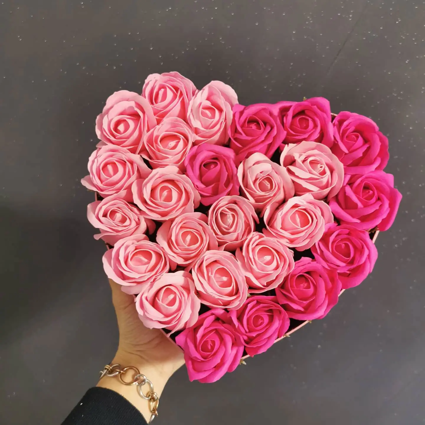 Großhandel New Style Valentines Geschenk Bunte Floare de Sapun Ewige Rosas Herz Box Künstliche Seife Rosen Blume Geschenk