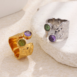 Anillo de Dedo de Diseño Retro, de Acero Inoxidable Chapado en Oro de 18K, Martillado a Mano, Irregular, Abierto, con Dos Circonitas Redondas de Diferentes Colores, de Moda - Product Image 3
