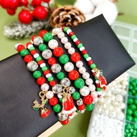 Kit de fabrication de bijoux de Noël DIY, ensemble de perles rouges et vertes avec breloques de Noël et boîte à cordon pour bracelet, collier, cadeaux artisanaux