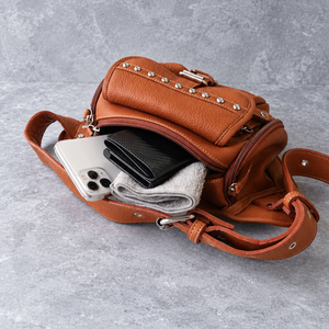 Bolso de Cintura con Cierre de Cremallera y Múltiples Bolsillos, en Piel de Becerro Genuina con Tachuelas, de DaysArt - Product Image 6