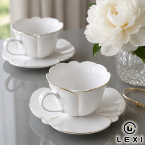 Set di 12 <span class=keywords><strong>Tazze</strong></span> <span class=keywords><strong>da</strong></span> Tè in Porcellana Bone China <span class=keywords><strong>con</strong></span> <span class=keywords><strong>Piattino</strong></span>, Design Classico a Petali di Giglio, Bordo Dorato, Resistenti al Calore, per Casa, Ufficio e Feste - Product Image 1