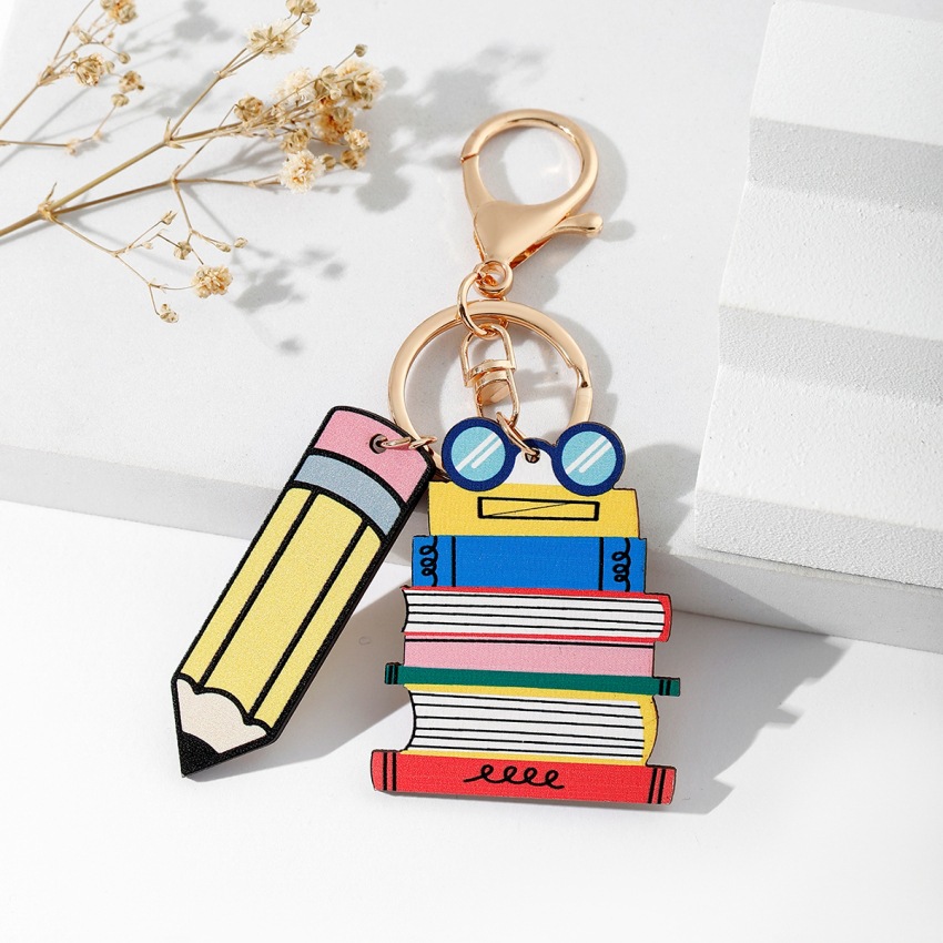 Gafas, libros, letrero de madera + lápiz