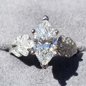 Bague de fiançailles pour femme Q491 en or blanc avec diamant taille marquise, couleur D naturelle, diamants latéraux - Product Image 3