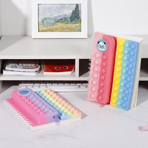 2024 trường đầy màu sắc dễ thương động vật tùy chỉnh Silicone Popper bong bóng Thần Tài A5 Lưu ý cuốn sách căng thẳng cứu trợ máy tính xách tay với Hộp Bút Chì - Product Image 1