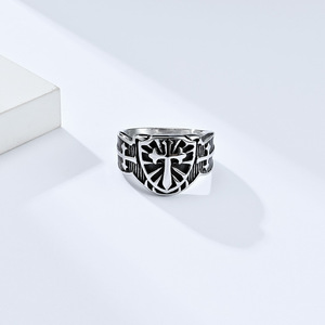 Bague/anneau en acier titane pour homme, motif bouclier et croix rétro uniques d'Amérique du Nord, bijoux en acier inoxydable. - Product Image 2