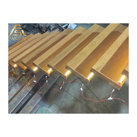 Escalier élégant et luxueux à monopoteau, garde-corps en acier inoxydable, marches en chêne, traitement antidérapant pour escalier