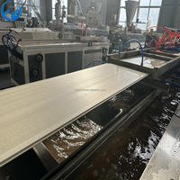 Nouveau automatique PVC WPC plastique bois composite formant panneau panneau panneau mural profil faisant la machine/ligne de production