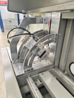 Scie à découper les coins en aluminium entièrement automatique à alimentation automatique pour la fabrication de fenêtres et de portes en aluminium à rupture de pont thermique