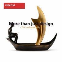 Statue d'art en résine en gros, sculpture de bateau à voile dorée avec figurine assise, commande en gros pour boutique de cadeaux, décoration intérieure, présentation en magasin