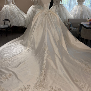 Vestido de Novia Moderno Wx379 de Satén Color Marfil sin Tirantes con Apliques de Encaje y Cristales, Cola Capilla - Product Image 5