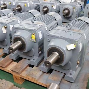 Reductor de Engranajes Helicoidales de Hierro Fundido Serie <span class=keywords><strong>R</strong></span> de China, Alto Torque, Bajo Ruido, Estándar IEC, Adaptador de Motor ODM R107/R137/R147 20 HP - Product Image 4