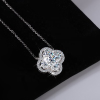 NORELLE 1ct Collier Trèfle à Quatre Feuilles D Couleur VVS Collier Moissanite en Argent Sterling 925 avec Placage Platine Pendentif Chanceux