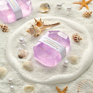 Sapone Artigianale Trasparente con Olio di Cocco, Fragranza e Decorazioni in Foglia d'Oro e Forma di Diamante - Regalo per Adulti - Product Image 4